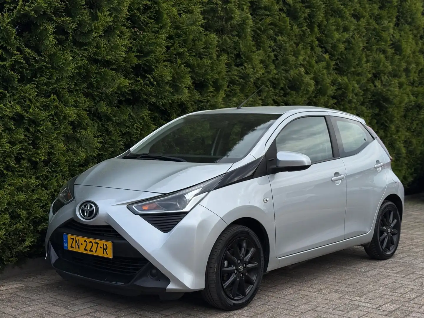 Toyota Aygo 1.0 VVT-i X-Play Camera CarPlay Grijs - 1