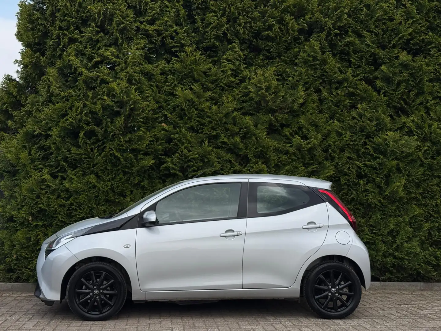 Toyota Aygo 1.0 VVT-i X-Play Camera CarPlay Grijs - 2