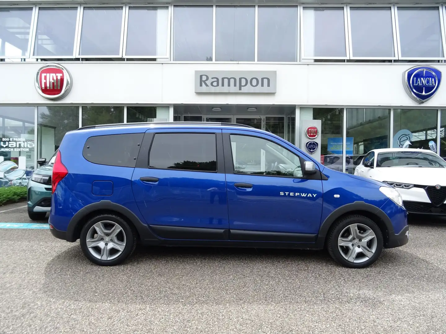 Dacia Lodgy Stepway 1.5 Blue dCi 8V 115CV 7 posti Modrá - 2