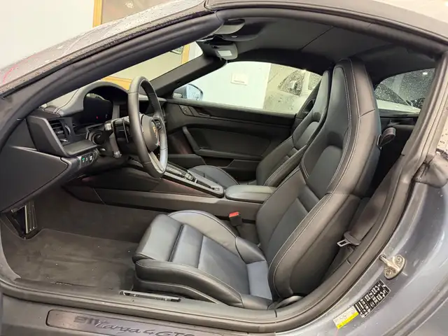 Porsche 911 view 8