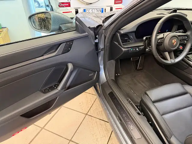 Porsche 911 view 9