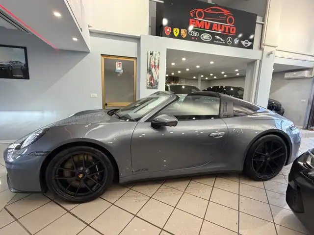 Porsche 911 view 7