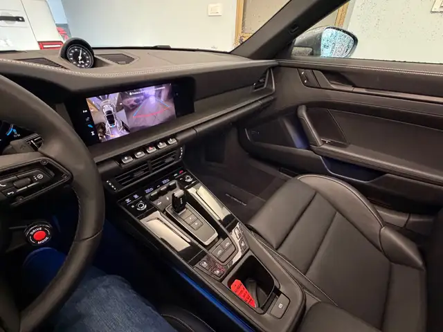 Porsche 911 view 5