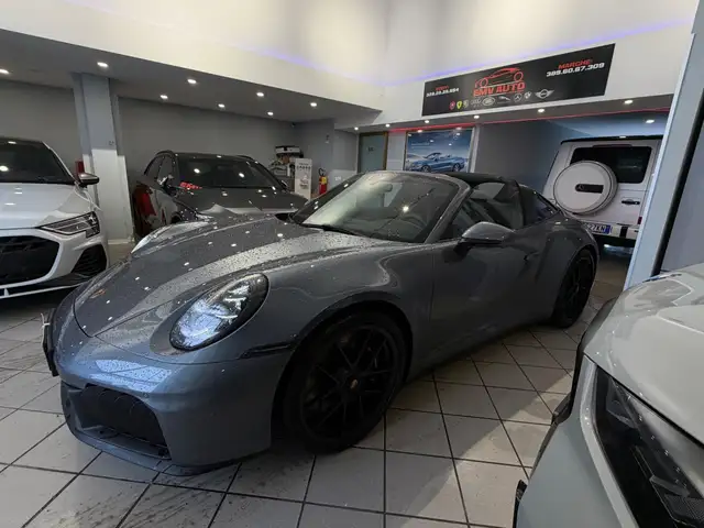 Porsche 911 view 4