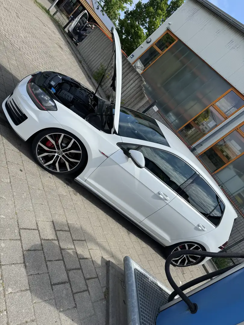 Volkswagen Golf GTI Performance BlueMotion Technology DSG - 2