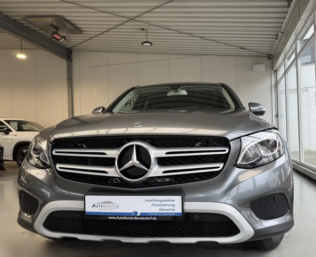 Mercedes-Benz GLC 250 4Matic Autom., *AHK *LED *Navi *Kamera Grau - 1