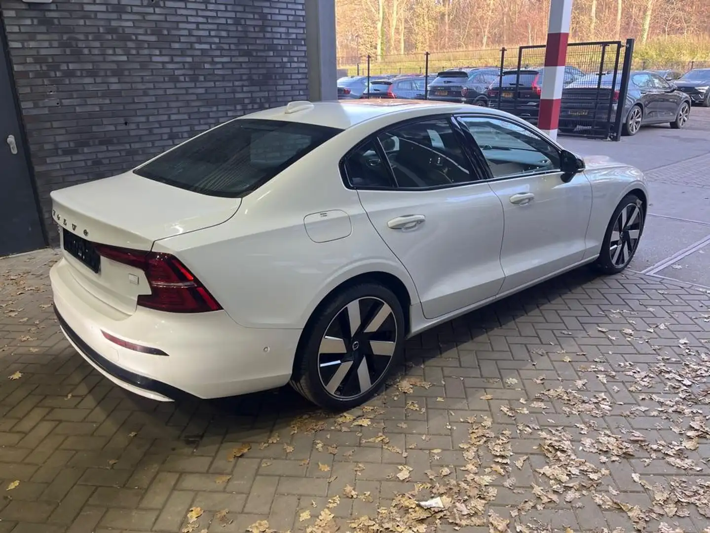 Volvo S60 T8 Recharge Ultimate Dark | Bowers&Wilkins | Head- Wit - 2