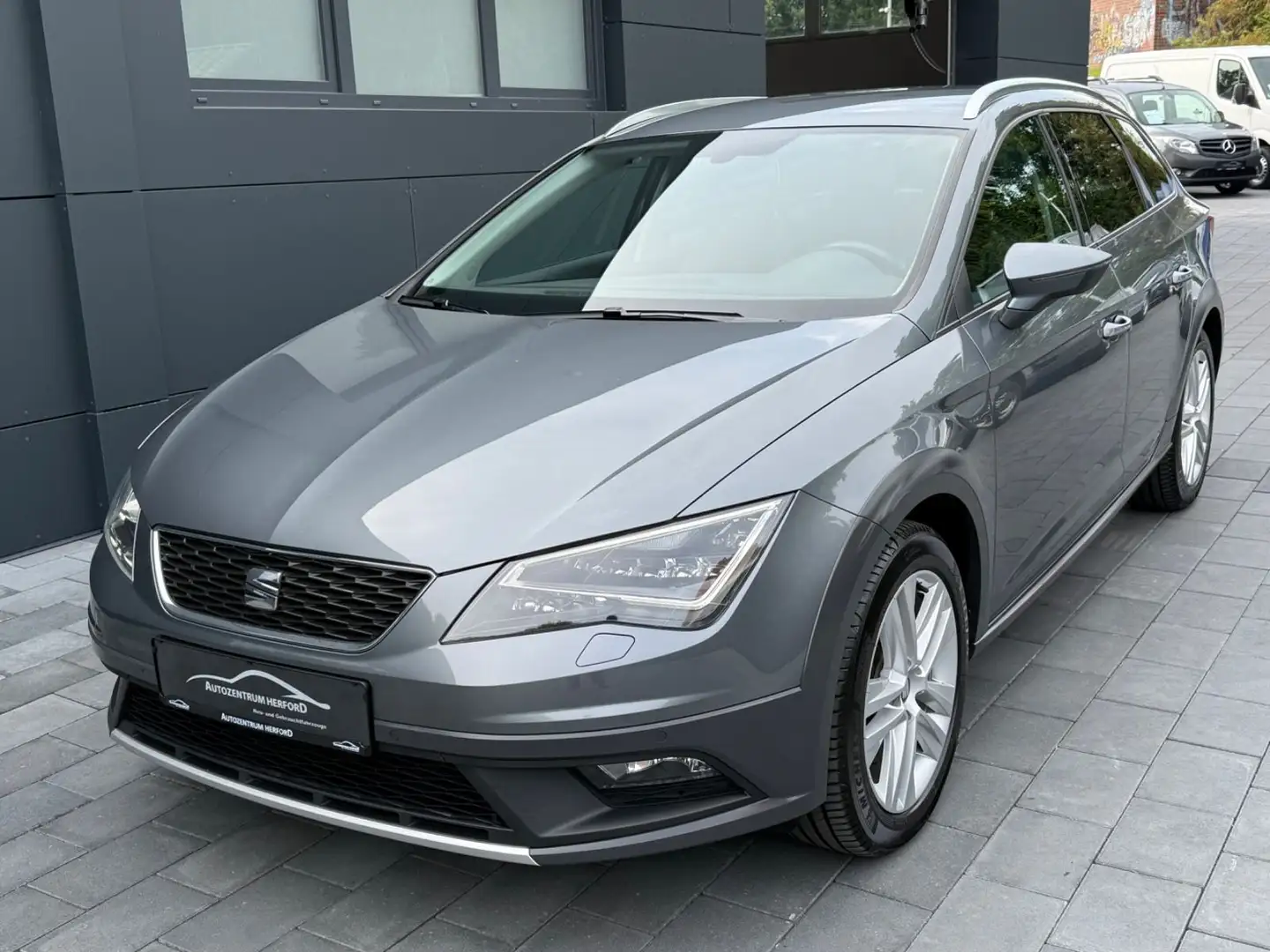 SEAT Leon ST X-Perience 4Drive NAVI LED AHK Grau - 1