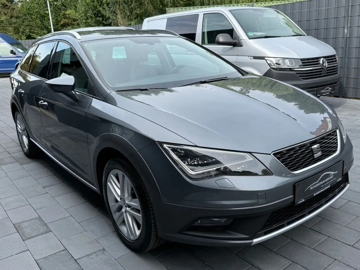 SEAT Leon ST X-Perience 4Drive NAVI LED AHK Grau - 2