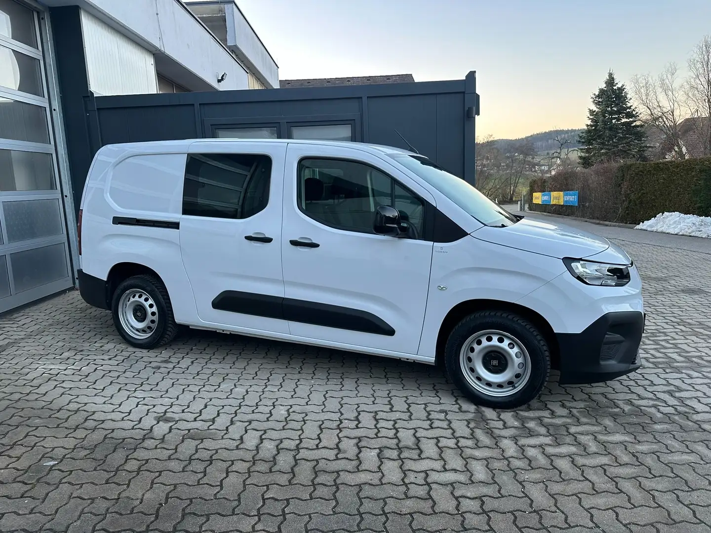 Fiat Doblo Kastenwagen DoKa BlueHDi 100 S&S XL Weiß - 1