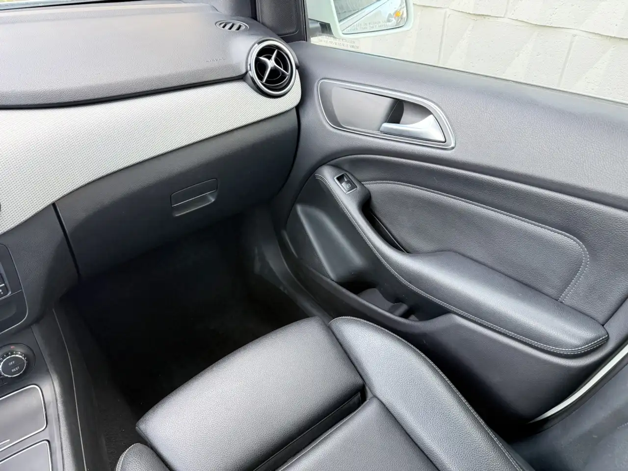 Mercedes-Benz B-Class снимка Mercedes-Benz B-Class