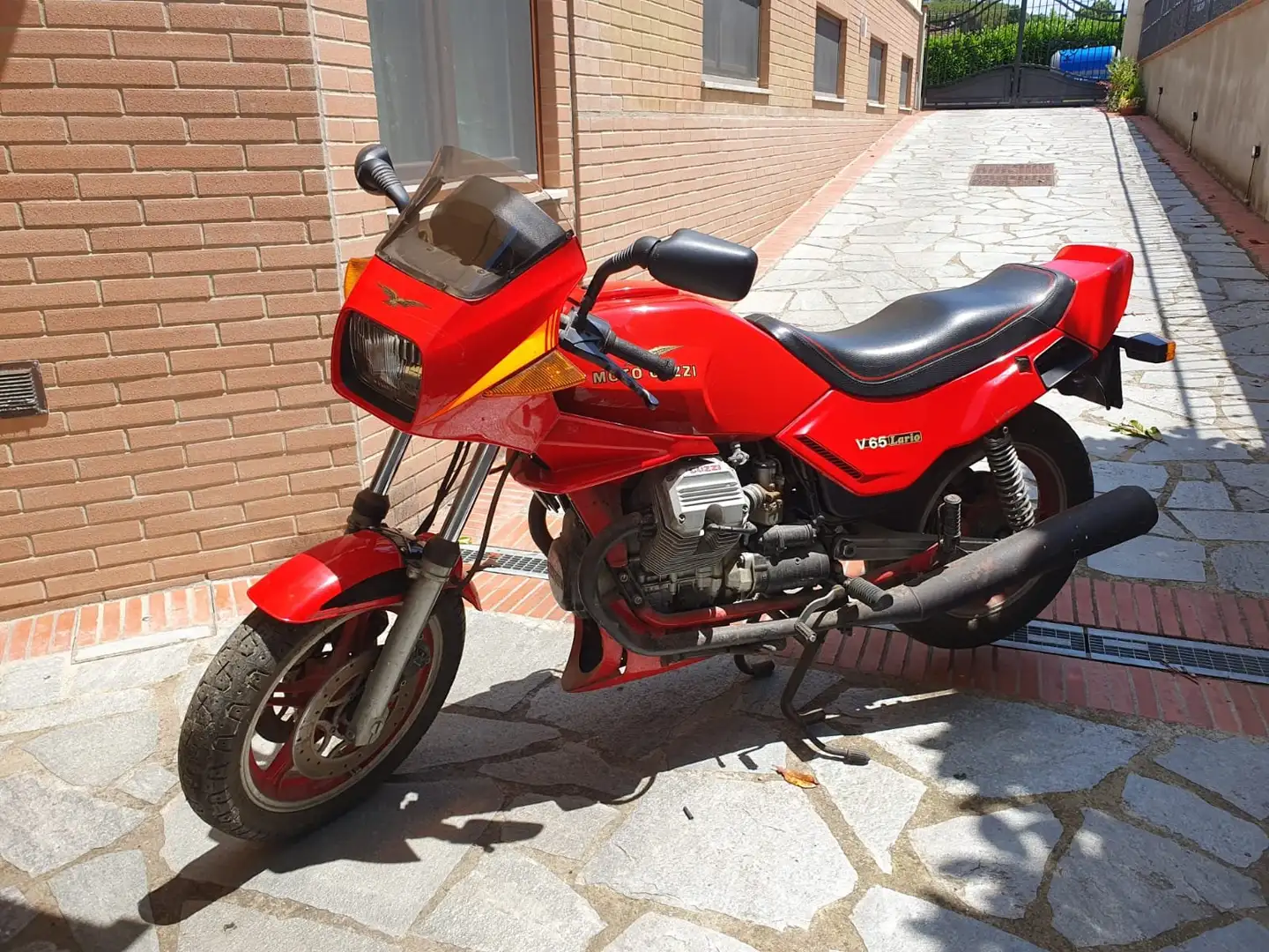 Moto Guzzi V 65 Lario Rosso - 1