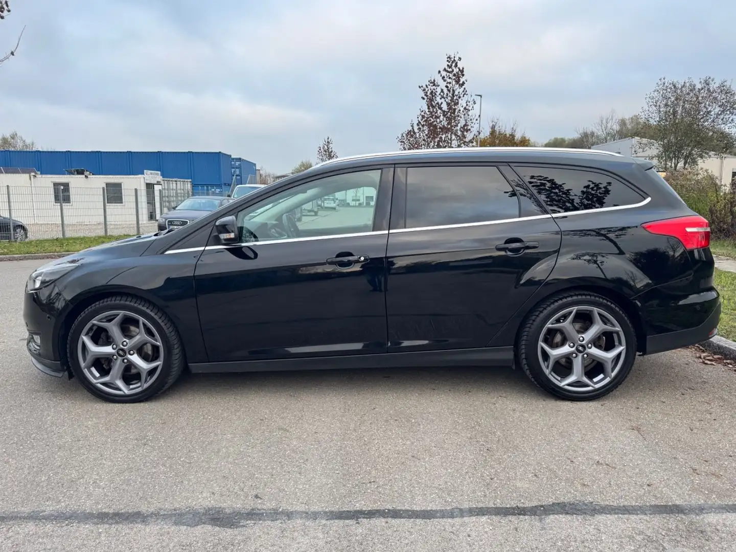 Ford Focus 1.5 EcoBo Turnier Titanium 18"Alu AHK NAVI Schwarz - 2