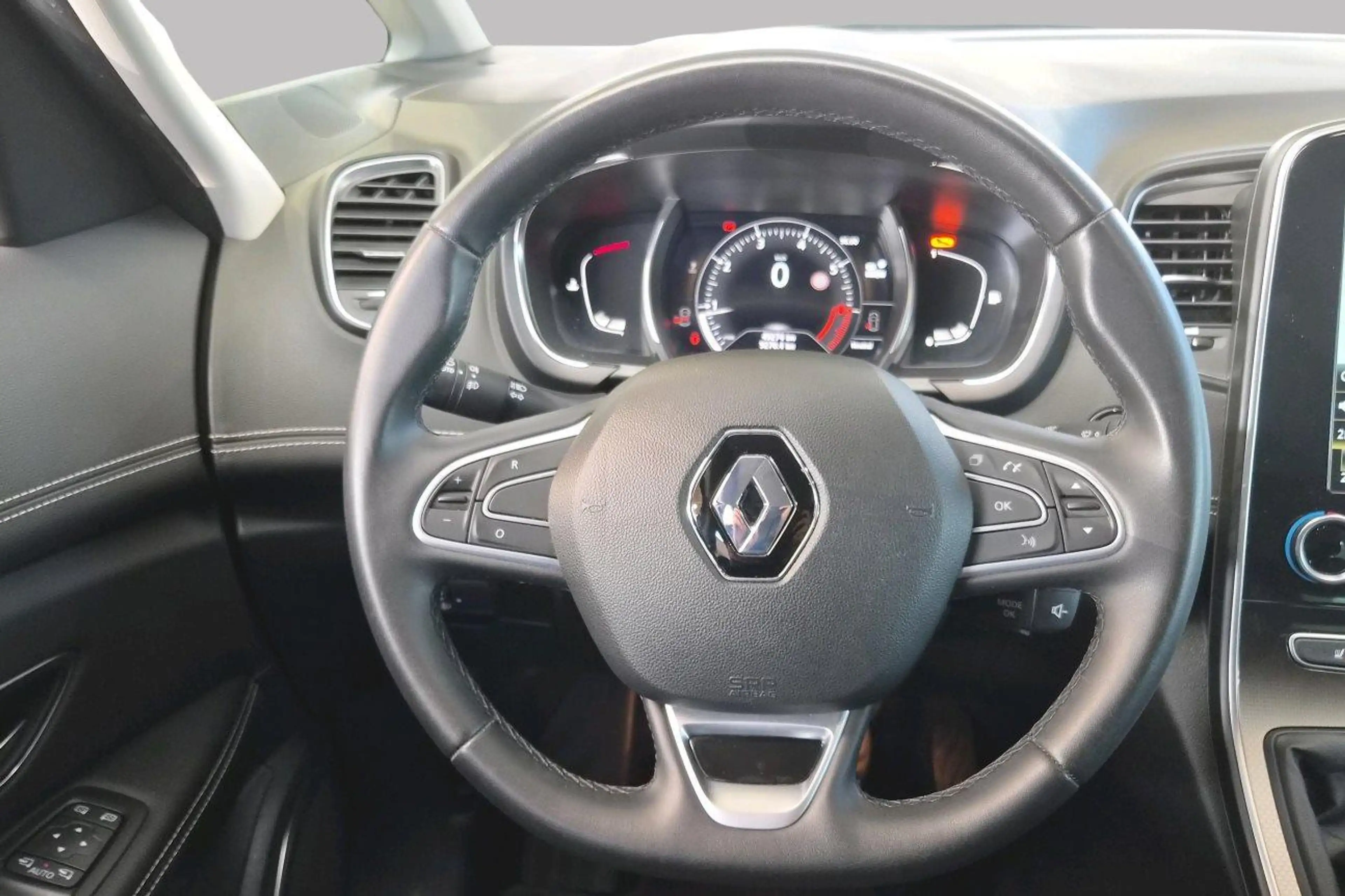 Renault Grand Scenic — photo 12