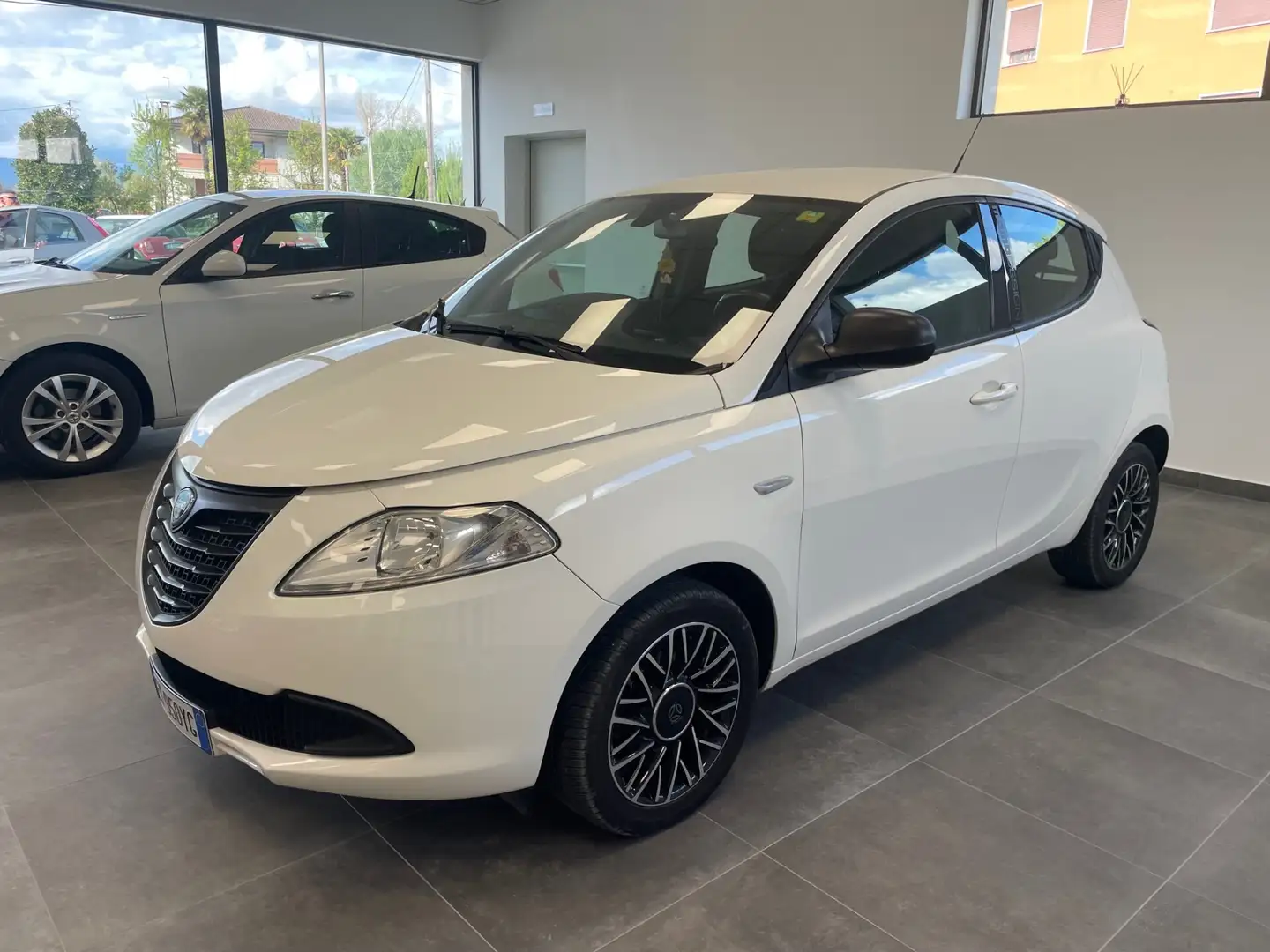 Lancia Ypsilon 1.2 69 CV 5 porte GPL Ecochic S Momodesign Blanc - 1
