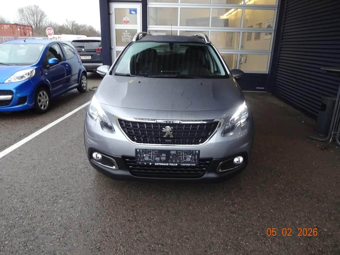 Peugeot 2008 Signature 1.5 BHDI 100 Grau - 1