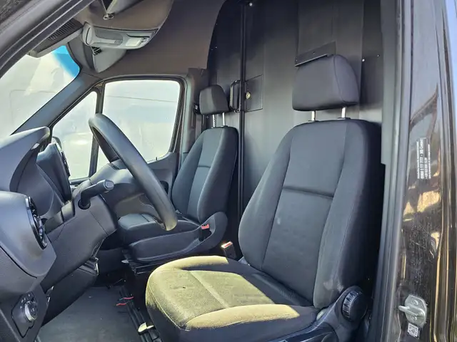 Mercedes-Benz Sprinter view 10