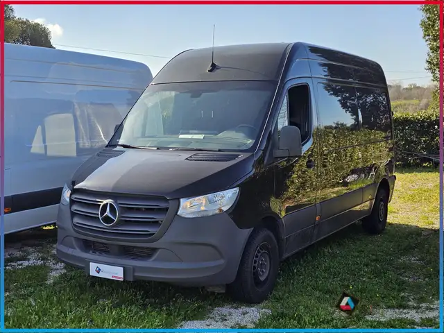 Mercedes-Benz Sprinter main image