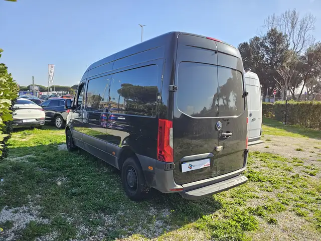 Mercedes-Benz Sprinter view 5