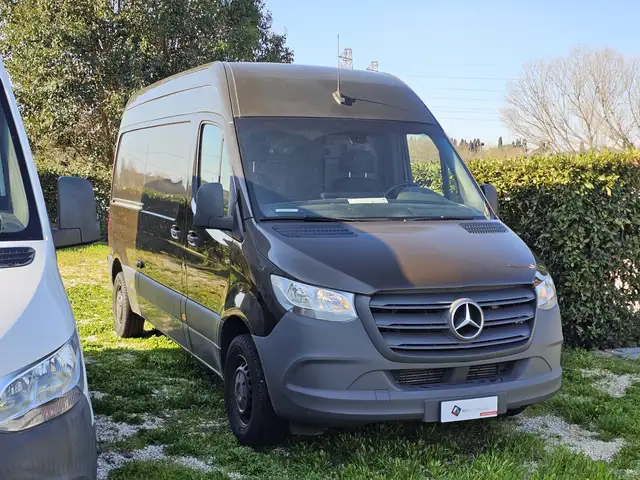 Mercedes-Benz Sprinter view 3