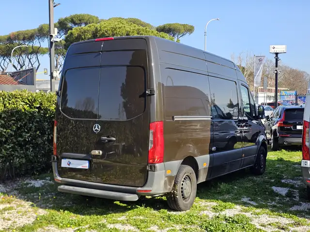 Mercedes-Benz Sprinter view 4