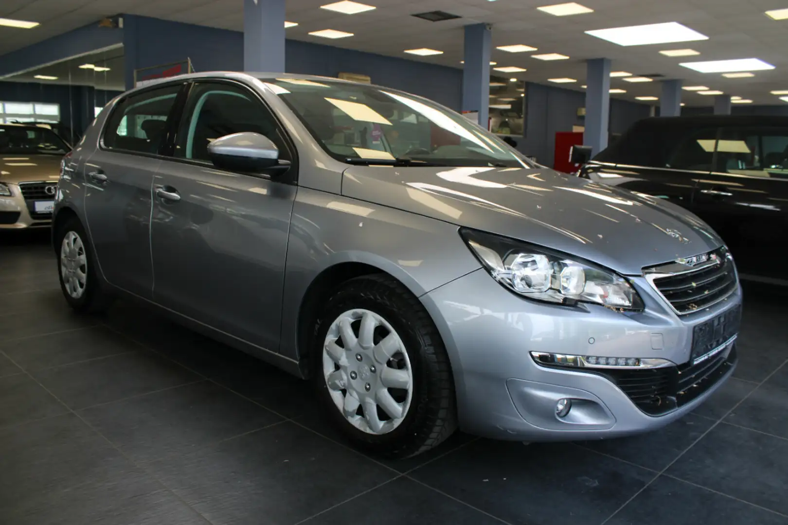 Peugeot 308 1.2 PureTech 110 Active - AHK - Grau - 1