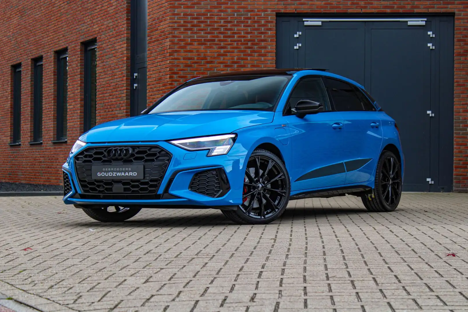 Audi A3 Sportback 45 TFSI e S edition Competition | Turbob Blauw - 1
