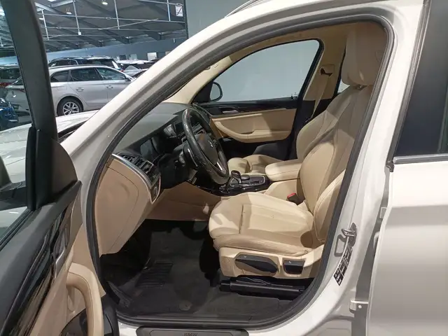BMW X3 view 8