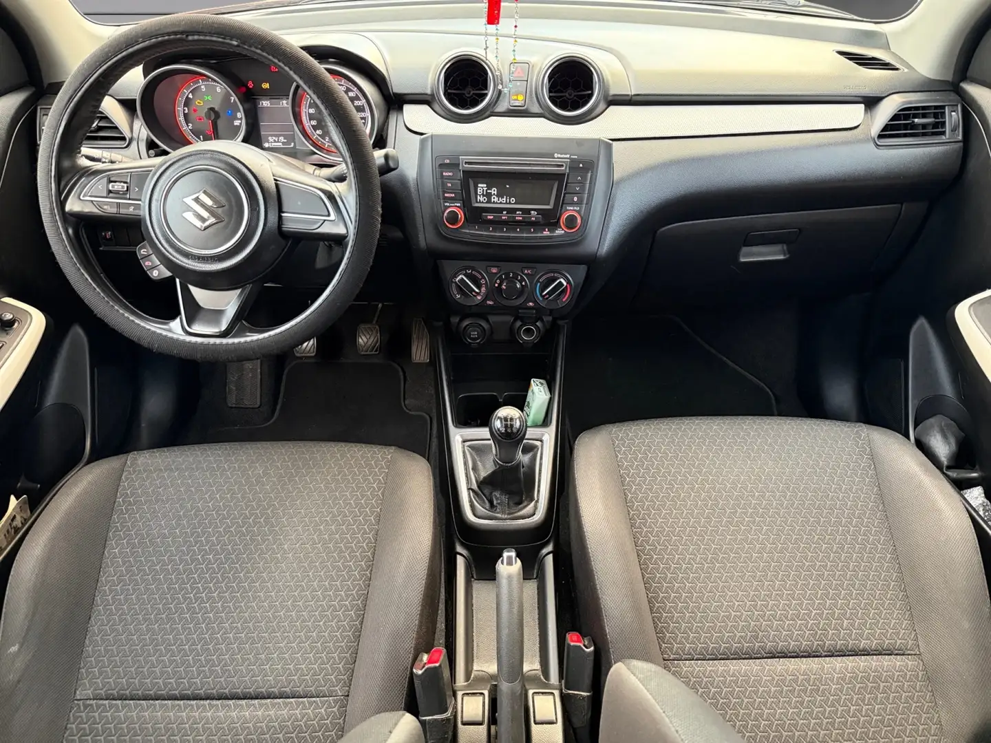 Suzuki Swift Avantage Rouge - 2