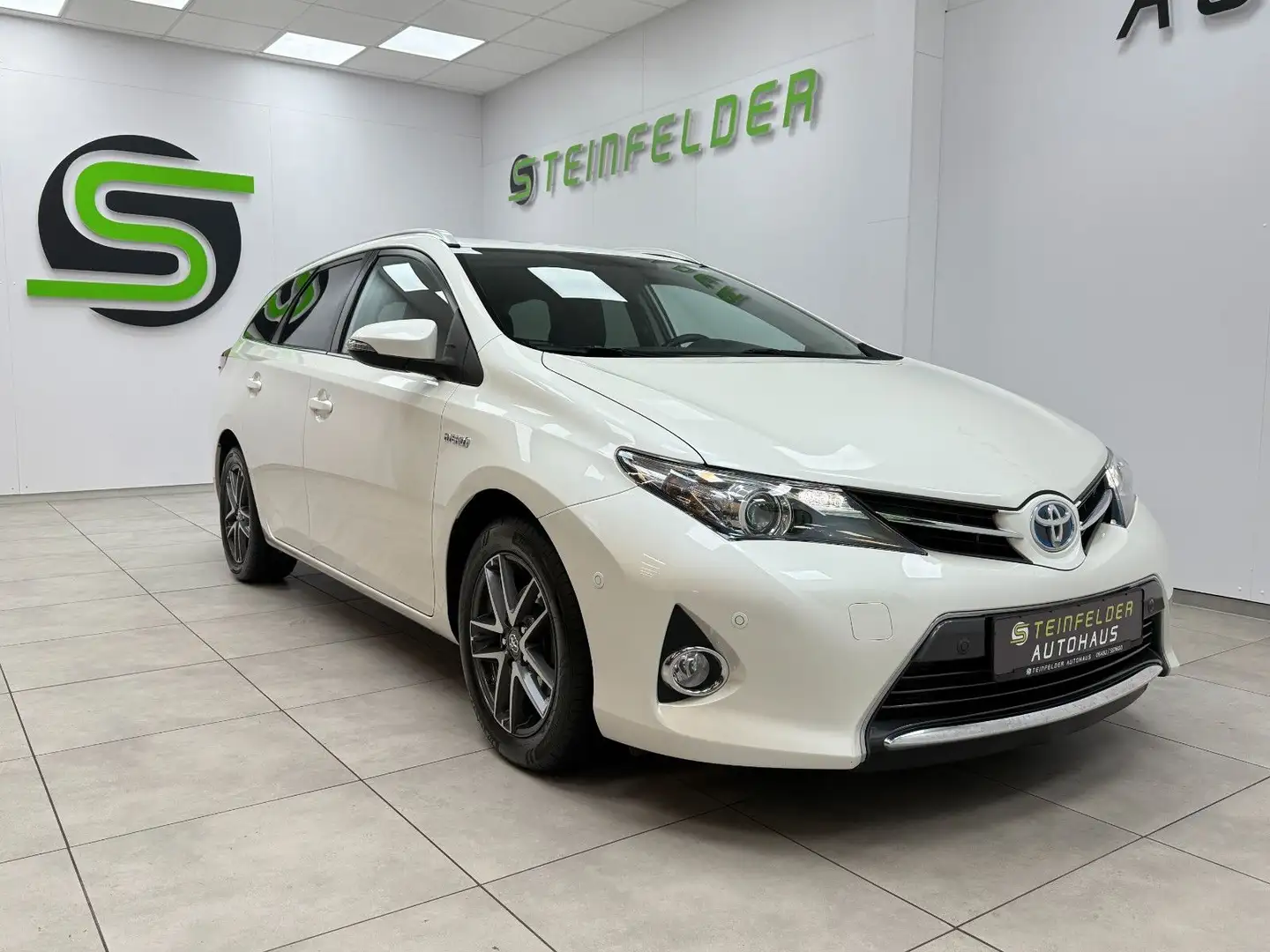 Toyota Auris Auris 1.8 Touring Sports Hybrid Edition/AUT/NAVI Weiß - 1