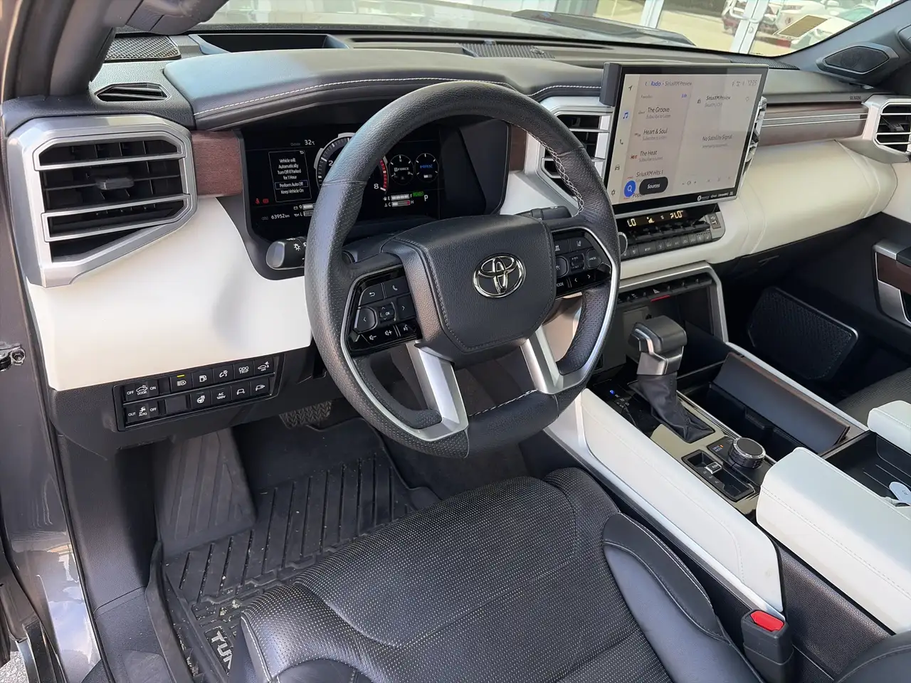 Toyota Tundra снимка Toyota Tundra