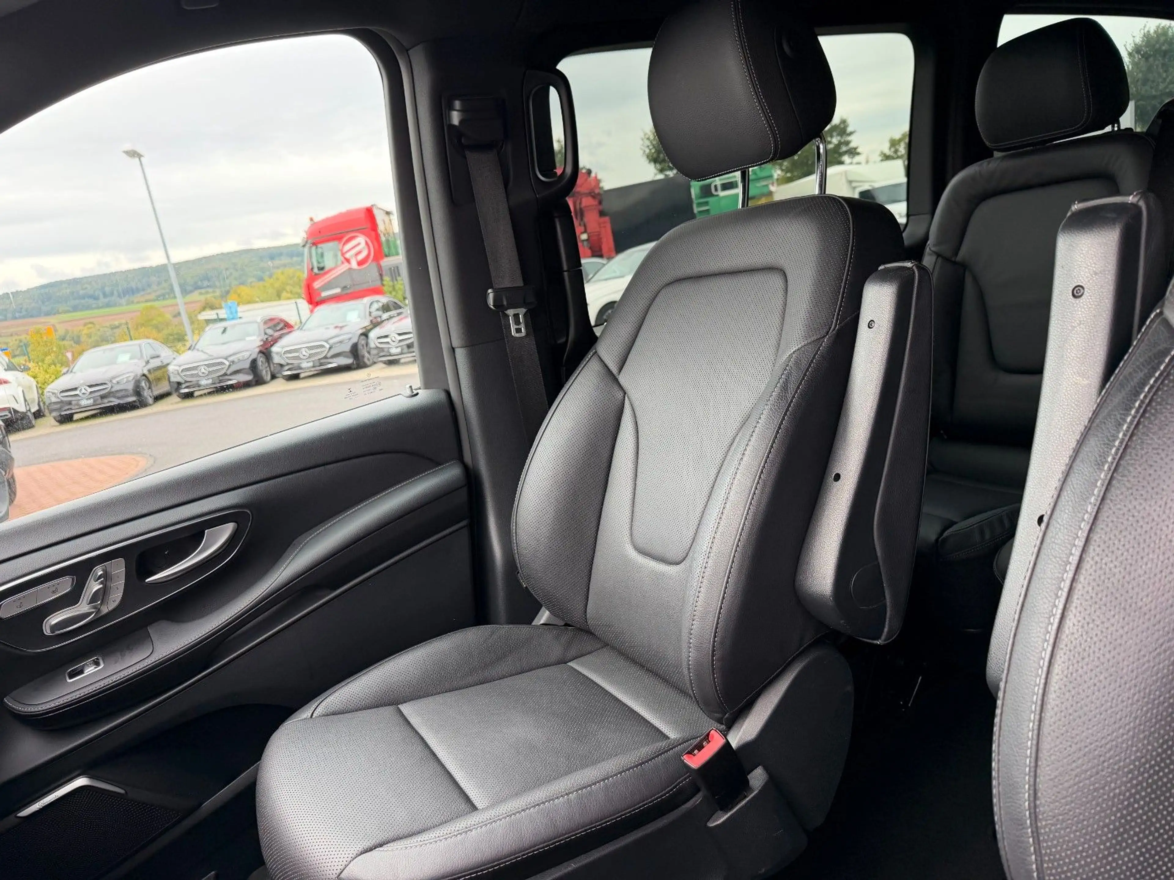 Mercedes-Benz V 250 d AVANTGARDE ED AMG DISTRONIC Sitzklima — photo 11