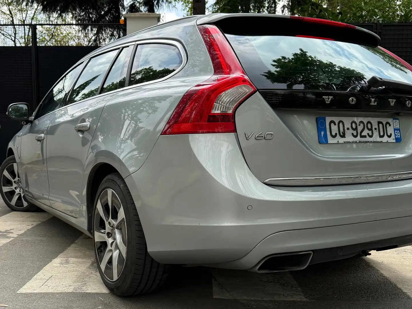Volvo V60 V60 Plug-in Hybrid D6 285 AWD Limited Edition Argent - 2