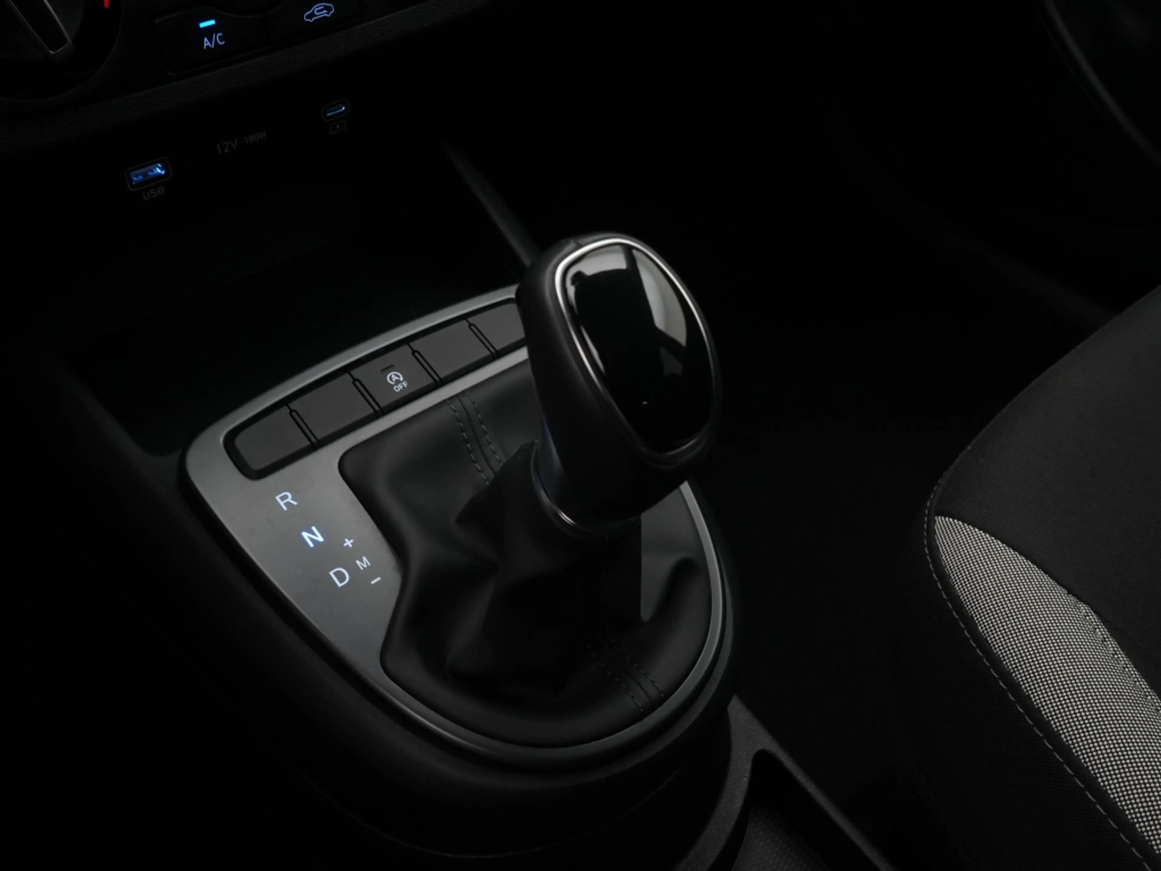 Hyundai i10 1.0 Comfort 5-zits Automaat | 15 inch LM | Private — photo 4