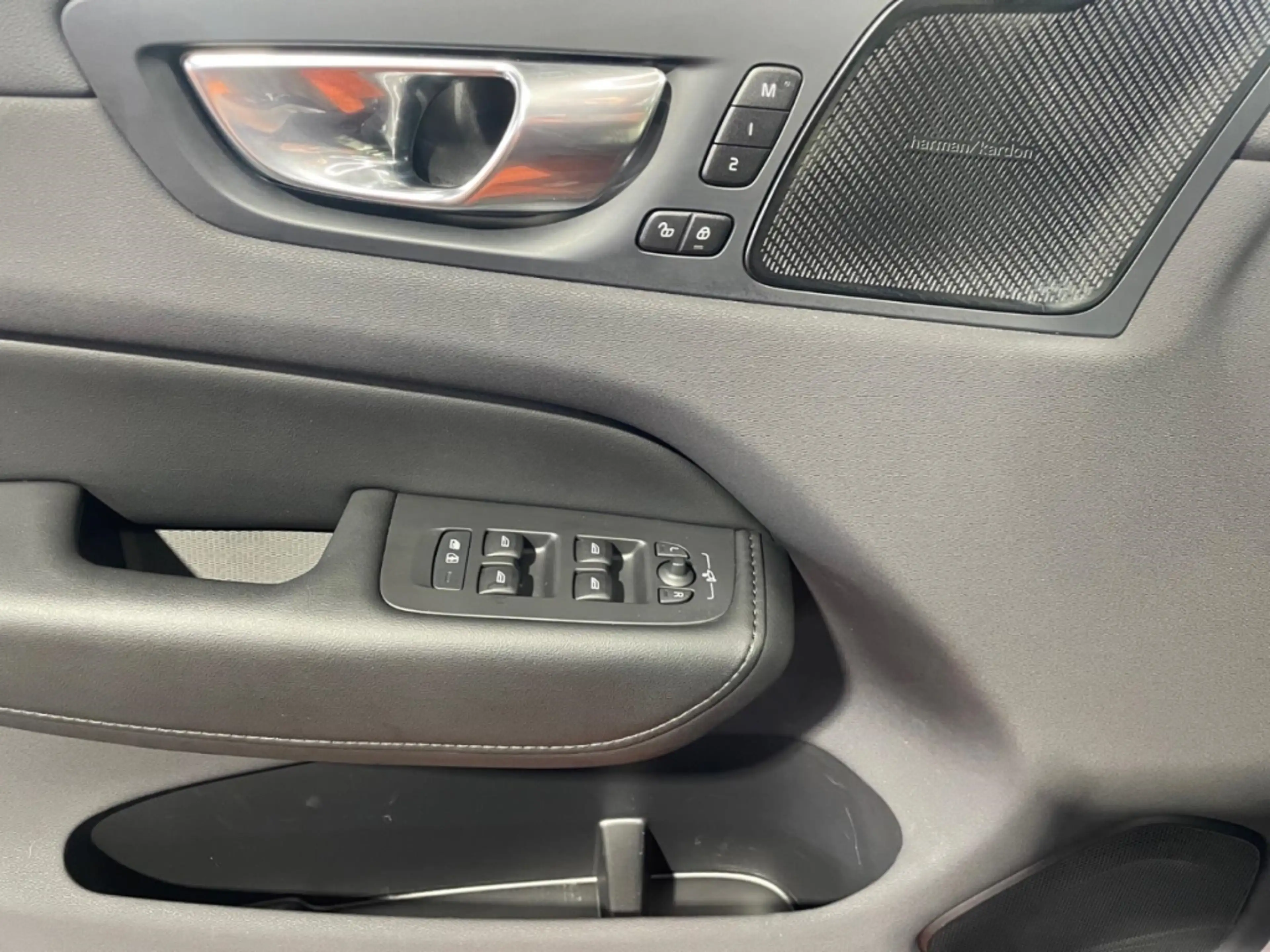Volvo XC60 T6 AWD Plus Dark Pano 360Grad 21Zoll Head-Up — photo 13