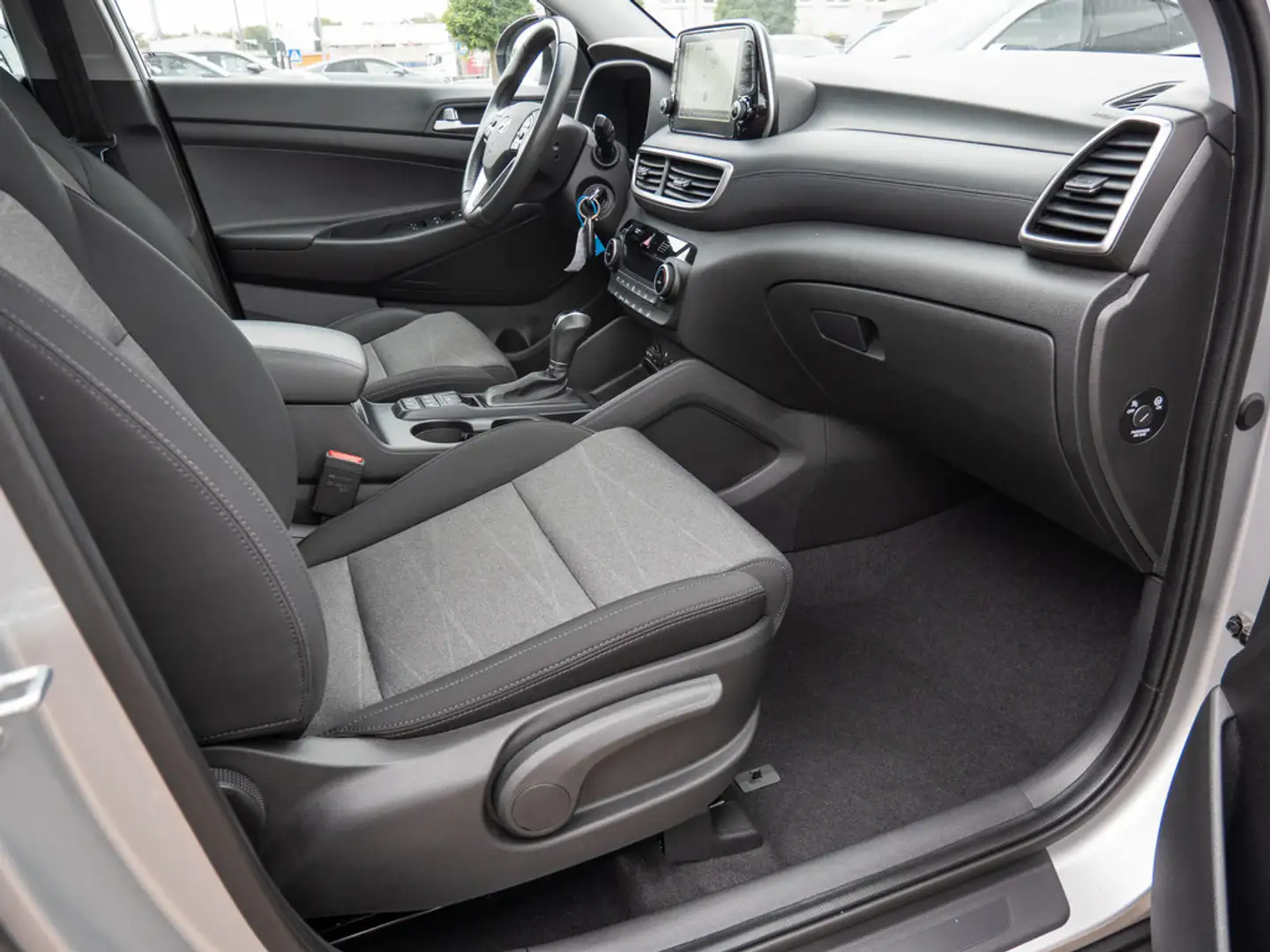 Hyundai TUCSON 2.0 4WD DCT 185PS LED PANORAMA NAVI SZH Silber - 2