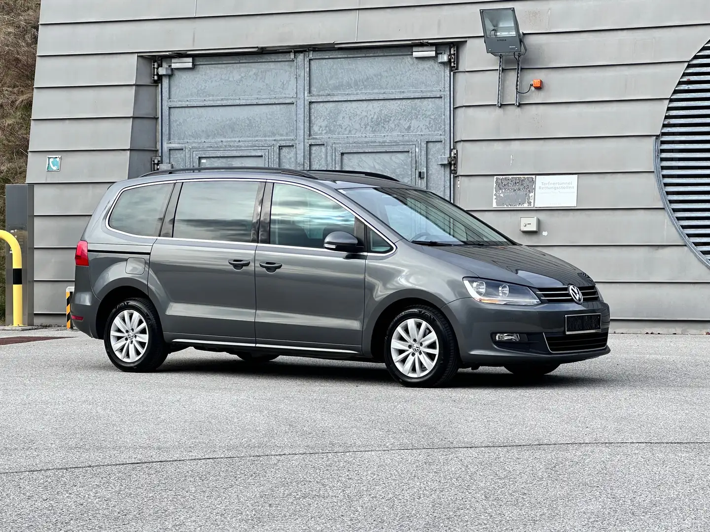 Volkswagen Sharan Comfortline BMT 2,0 TDI DPF 4Motion / Diesel Gris - 2