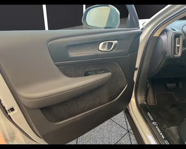 Volvo XC40 view 15