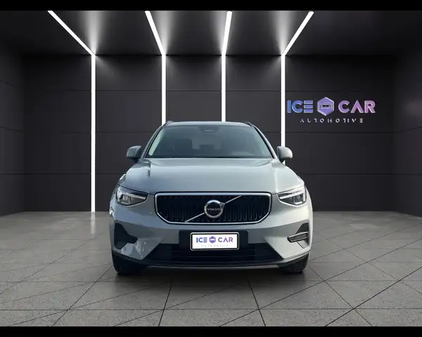 Volvo XC40 view 2