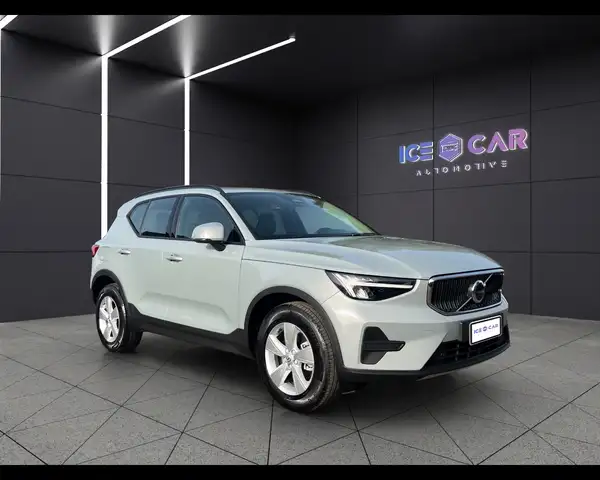 Volvo XC40 view 3