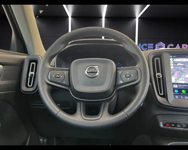 Volvo XC40 view 11