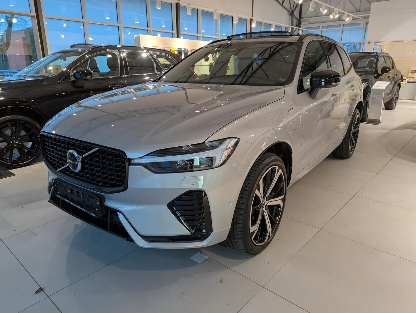Volvo XC60 T8 R Design Recharge Plug-In Hybrid AWD Zilver - 2
