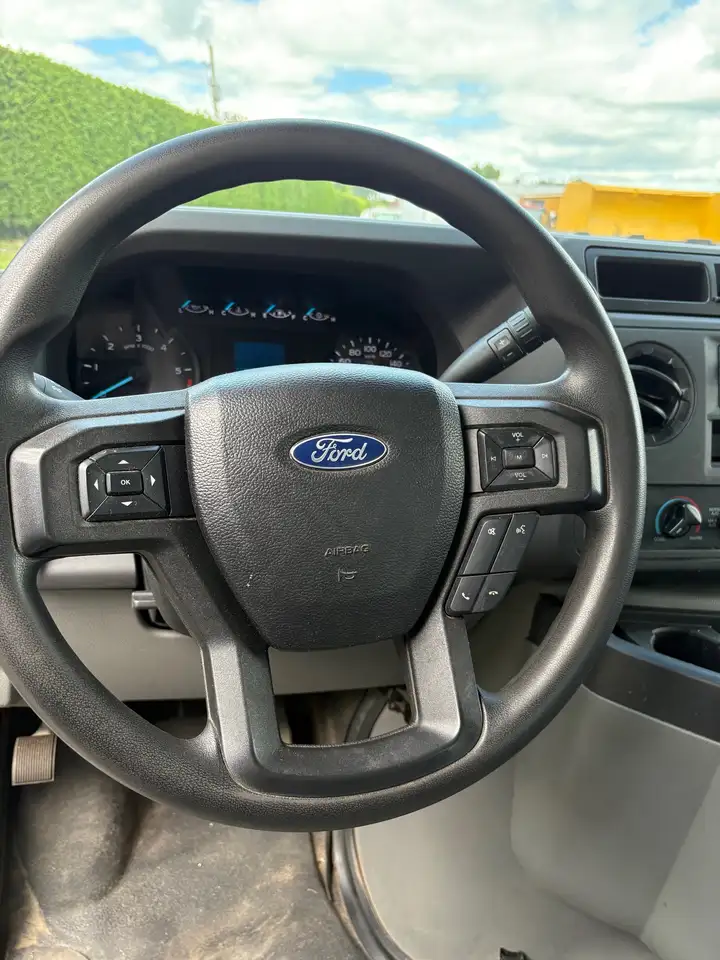 Ford E-Series Cutaway снимка Ford E-Series Cutaway
