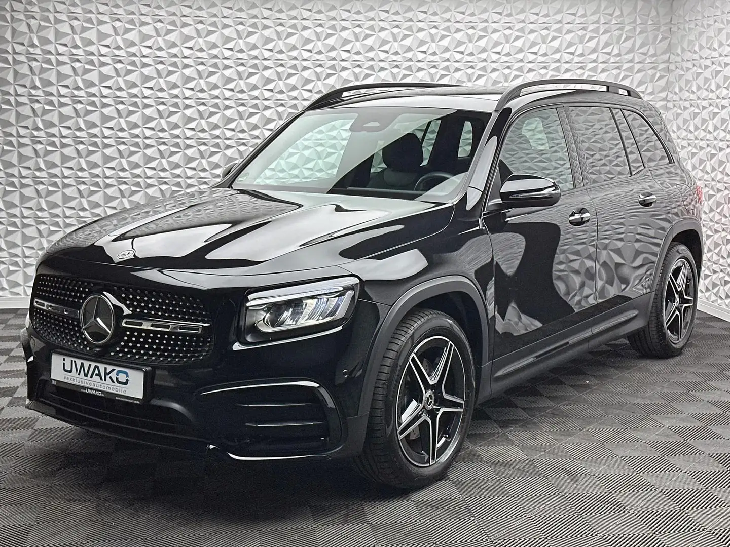 Mercedes-Benz GLB 180 AMG/DISTRO/PANO/KEYL/RCAM/NIGHT/MBUX/DAB Černá - 2