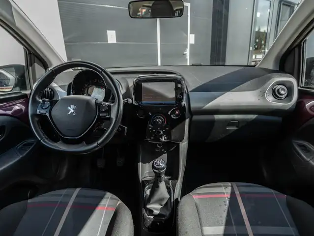 Peugeot 108 view 3