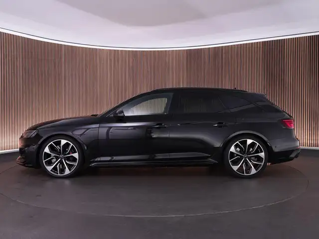 Audi RS4 view 6