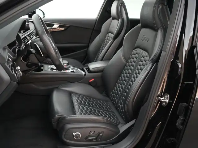 Audi RS4 view 10