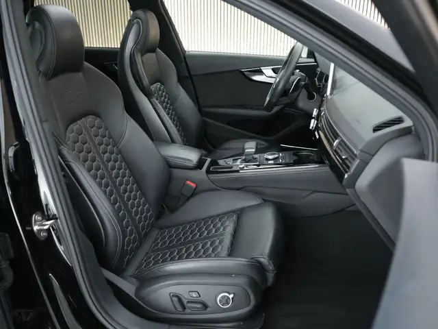 Audi RS4 view 3