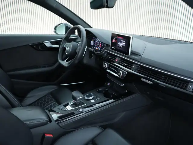 Audi RS4 view 5