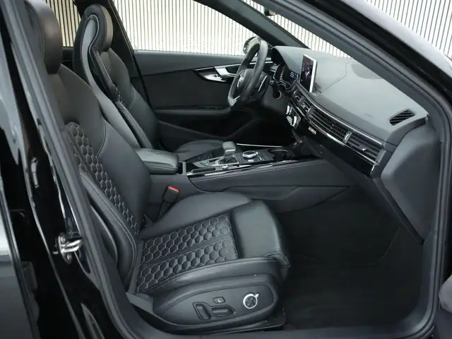 Audi RS4 view 4